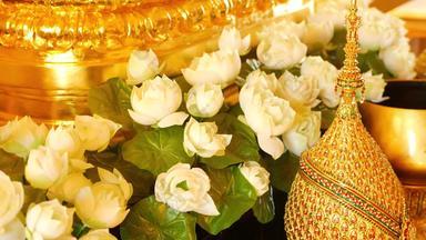 花金装饰坛美丽的白色莲花花金皇家饰品传统的坛泰国象征君主政体